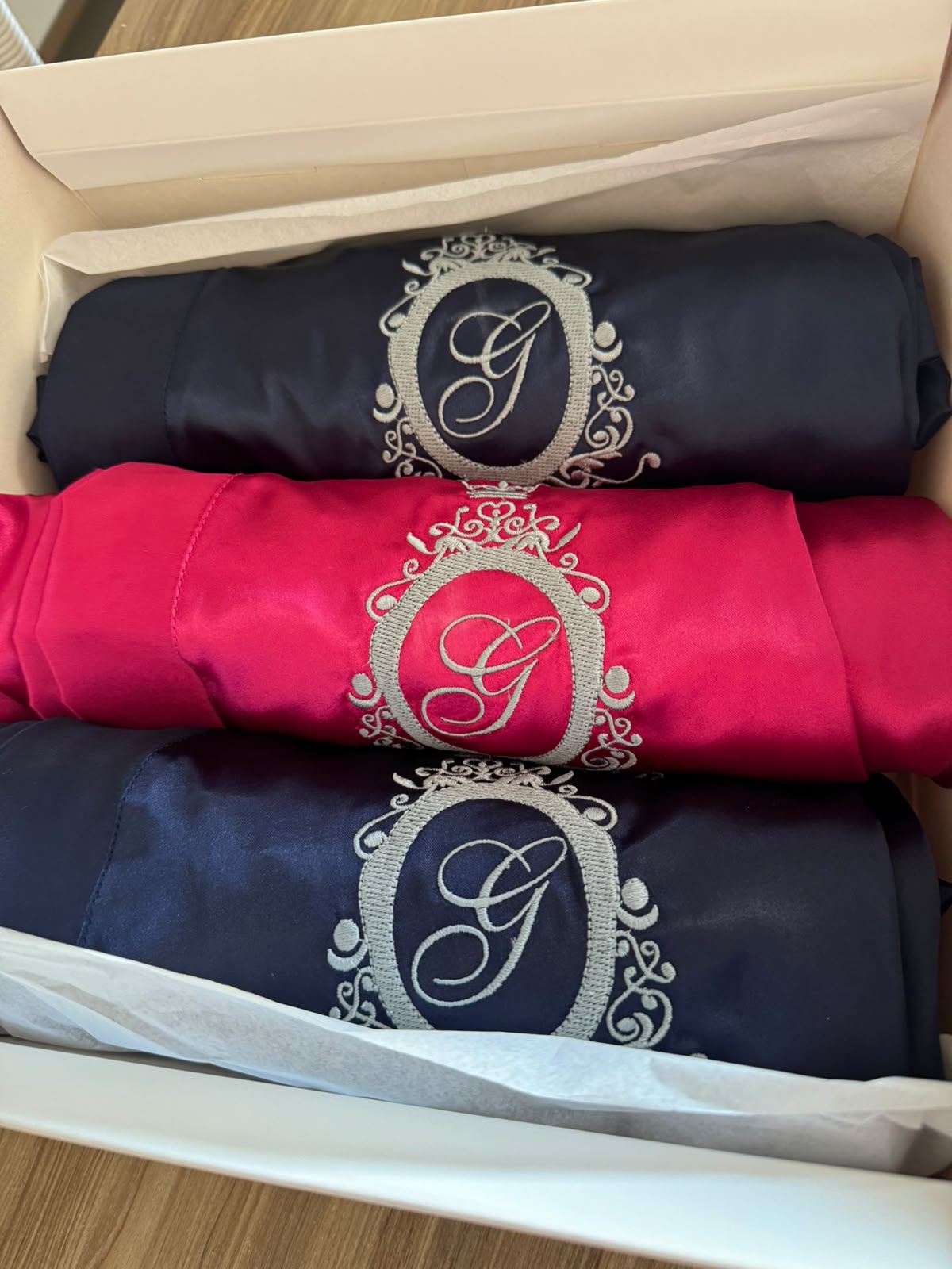 ROBES EM CETIM — MONOGRAMA