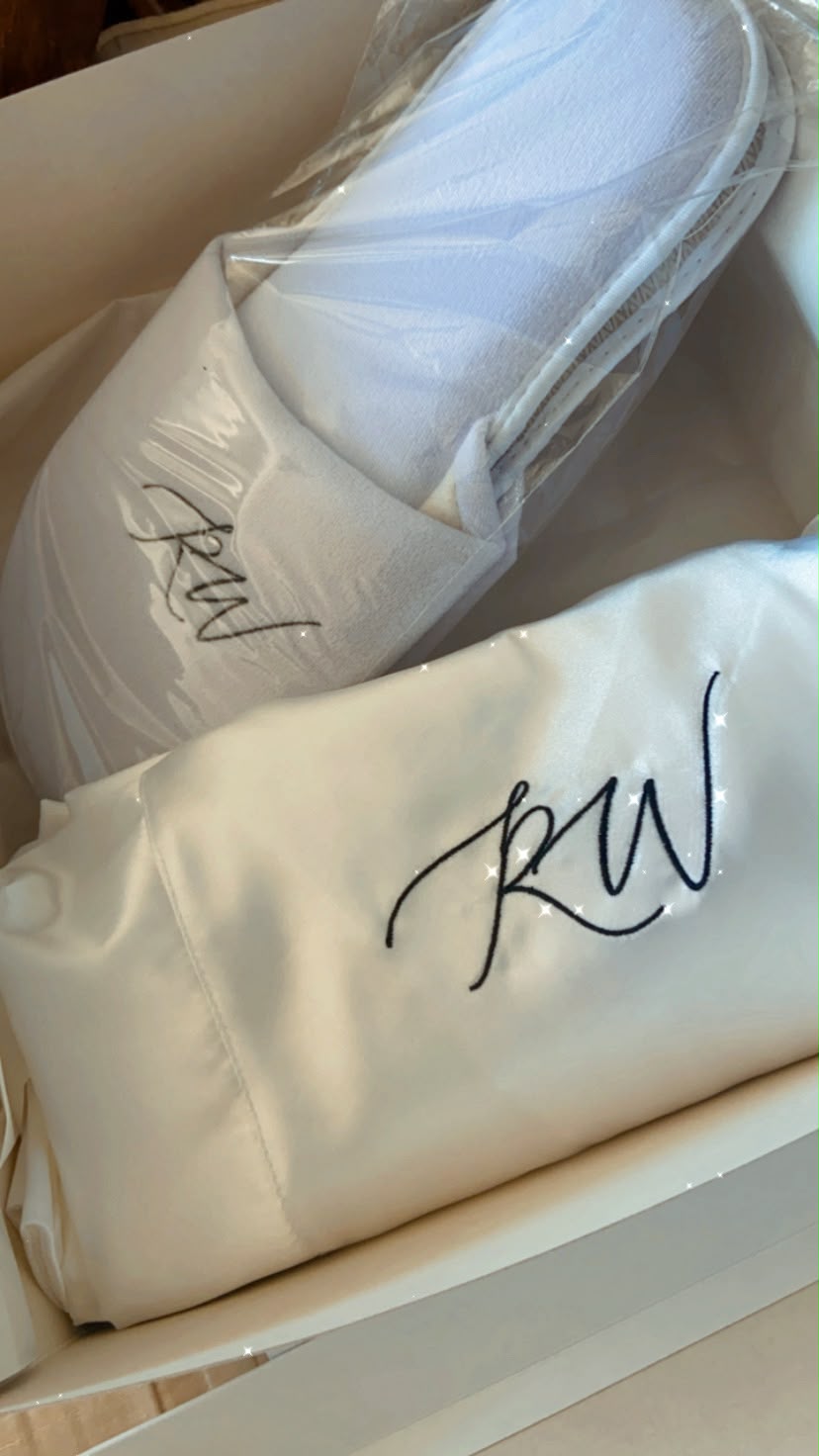 ROBES EM CETIM — INICIAIS